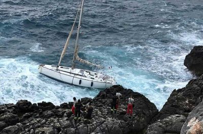 Sbarco nella notte, i migranti arrivano su barca a vela: si temono dispersi in mare, ricerche in corso - Corriere Salentino