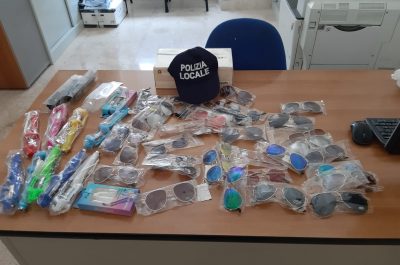 Controlli sulla spiaggia di Torre dell'Orso, sequestrata merce contraffatta: nei guai ambulanti - Corriere Salentino