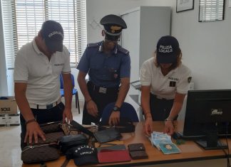 Controlli sulla spiaggia di Torre dell’Orso, sequestrata merce contraffatta: nei guai ambulanti