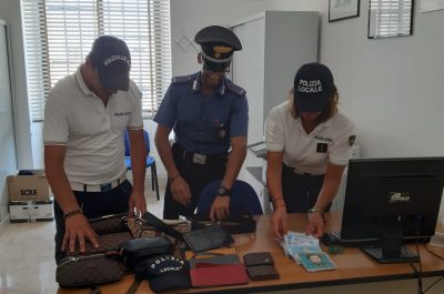 Controlli sulla spiaggia di Torre dell'Orso, sequestrata merce contraffatta: nei guai ambulanti - Corriere Salentino