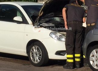Rogo nella notte in città, le fiamme colpiscono l’auto di un capo reparto dei vigili del fuoco
