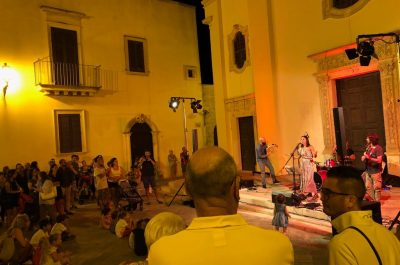 Le “Vie del Miele”, una dolce notte piena di visitatori: un successo che valorizza le radici di Melendugno - Corriere Salentino