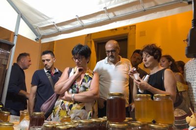 Le “Vie del Miele”, una dolce notte piena di visitatori: un successo che valorizza le radici di Melendugno - Corriere Salentino