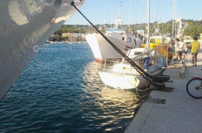 Maxi yacht si schianta contro la banchina e danneggia barca a vela - Corriere Salentino