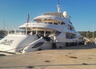 Maxi yacht si schianta contro la banchina e danneggia barca a vela
