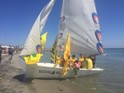 Frutta fresca vien dal mare su ‘goletta gialla’ Coldiretti sulla riva di Lido York - Corriere Salentino