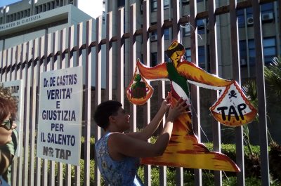 No Tap in protesta davanti alla Procura: “Forti con i deboli, deboli con i forti” - Corriere Salentino