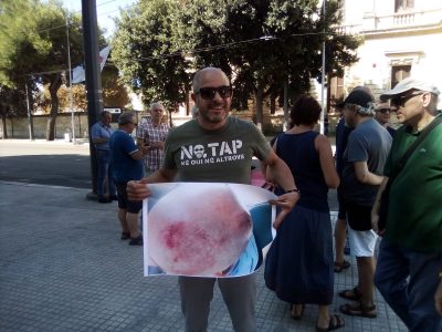 No Tap in protesta davanti alla Procura: “Forti con i deboli, deboli con i forti” - Corriere Salentino