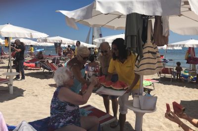 Frutta fresca vien dal mare su ‘goletta gialla’ Coldiretti sulla riva di Lido York - Corriere Salentino