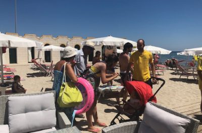 Frutta fresca vien dal mare su ‘goletta gialla’ Coldiretti sulla riva di Lido York - Corriere Salentino