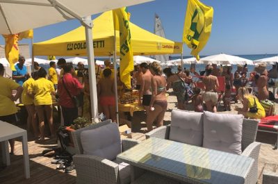 Frutta fresca vien dal mare su ‘goletta gialla’ Coldiretti sulla riva di Lido York - Corriere Salentino