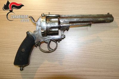 Vede i carabinieri e getta una pistola nel giardino: in carcere. Ad Ugento rinvenute in campagna altre armi - Corriere Salentino