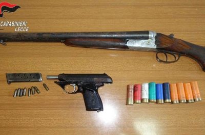 Vede i carabinieri e getta una pistola nel giardino: in carcere. Ad Ugento rinvenute in campagna altre armi - Corriere Salentino