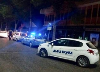 Benzina sul gazebo per incendiarlo, la vigilanza sventa l’ennesimo attentato in città: cresce l’allarme