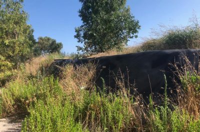 Discarica d’Aurio un anno dopo, guaina consumata, rifiuti ancora lì e abbandono - Corriere Salentino