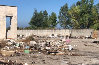 Discarica d’Aurio un anno dopo, guaina consumata, rifiuti ancora lì e abbandono - Corriere Salentino