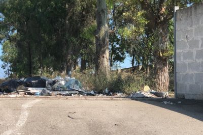 Discarica d’Aurio un anno dopo, guaina consumata, rifiuti ancora lì e abbandono - Corriere Salentino