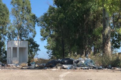 Discarica d’Aurio un anno dopo, guaina consumata, rifiuti ancora lì e abbandono - Corriere Salentino