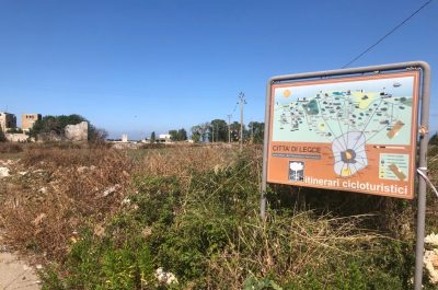 Discarica d’Aurio un anno dopo, guaina consumata, rifiuti ancora lì e abbandono - Corriere Salentino