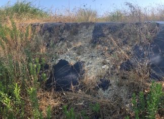 Discarica d’Aurio un anno dopo, guaina consumata, rifiuti ancora lì e abbandono