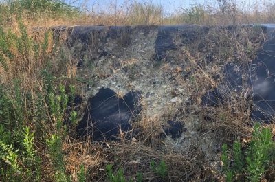 Discarica d’Aurio un anno dopo, guaina consumata, rifiuti ancora lì e abbandono - Corriere Salentino