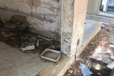 Discarica d’Aurio un anno dopo, guaina consumata, rifiuti ancora lì e abbandono - Corriere Salentino