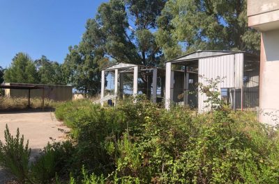 Discarica d’Aurio un anno dopo, guaina consumata, rifiuti ancora lì e abbandono - Corriere Salentino