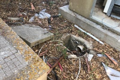 Discarica d’Aurio un anno dopo, guaina consumata, rifiuti ancora lì e abbandono - Corriere Salentino