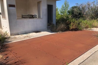 Discarica d’Aurio un anno dopo, guaina consumata, rifiuti ancora lì e abbandono - Corriere Salentino