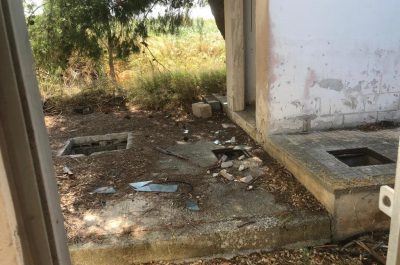 Discarica d’Aurio un anno dopo, guaina consumata, rifiuti ancora lì e abbandono - Corriere Salentino