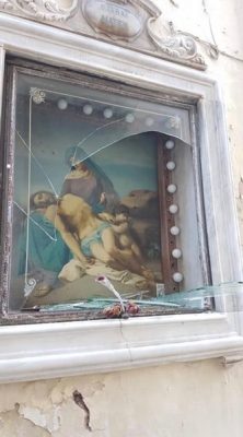 Sfregiata l’edicola votiva del centro storico che raffigura la “Pietà”, nessuna telecamera contro i vandali - Corriere Salentino