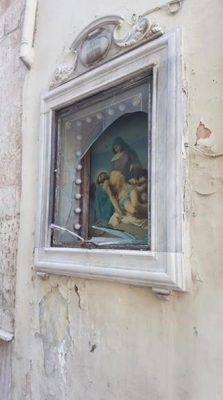 Sfregiata l’edicola votiva del centro storico che raffigura la “Pietà”, nessuna telecamera contro i vandali - Corriere Salentino