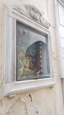 Sfregiata l’edicola votiva del centro storico che raffigura la “Pietà”, nessuna telecamera contro i vandali - Corriere Salentino