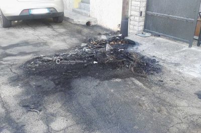 Mezzanotte di fuoco nel basso Salento, incendiata l'auto del sindaco - Corriere Salentino