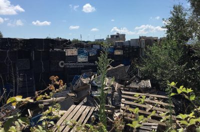 A fuoco la discarica abusiva "spiata" dal satellite, un ferito. Ora si respira plastica bruciata - Corriere Salentino