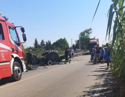 Schianto sulla Martano-Soleto , trattore si ribalta dopo lo scontro con un’auto - Corriere Salentino