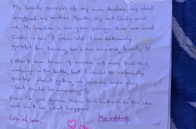 Arriva un messaggio in bottiglia con un inno alla vita: "Vivete al massimo per essere sempre felici" - Corriere Salentino