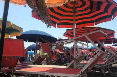 La carica dei maleducati: rifiuti abbandonati, palle che colpiscono donne incinte e occupazioni abusive - Corriere Salentino