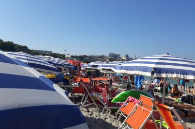 La carica dei maleducati: rifiuti abbandonati, palle che colpiscono donne incinte e occupazioni abusive - Corriere Salentino