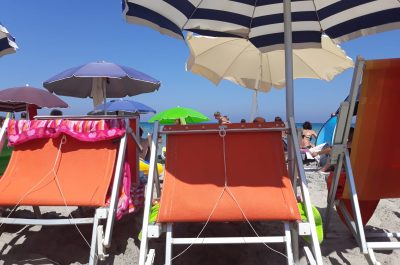 La carica dei maleducati: rifiuti abbandonati, palle che colpiscono donne incinte e occupazioni abusive - Corriere Salentino