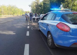 Un 27enne morto in auto con un colpo di pistola: uomo sottoposto allo stub