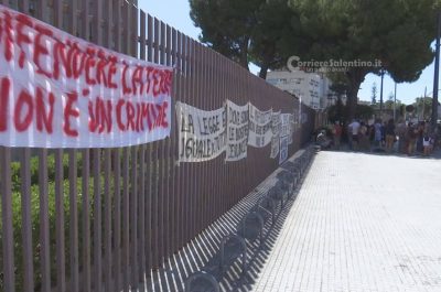 No Tap in protesta davanti alla Procura: “Forti con i deboli, deboli con i forti” - Corriere Salentino