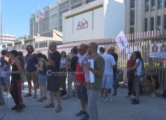 No Tap in protesta davanti alla Procura: “Forti con i deboli, deboli con i forti”