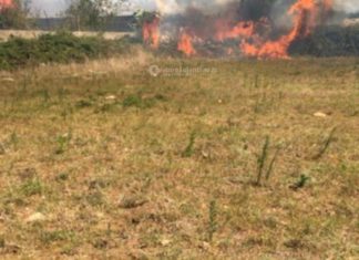 A fuoco la discarica abusiva “spiata” dal satellite, un ferito. Ora si respira plastica bruciata