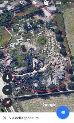 A fuoco la discarica abusiva "spiata" dal satellite, un ferito. Ora si respira plastica bruciata - Corriere Salentino