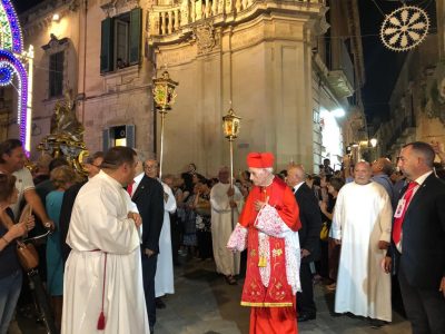 Monsignor Seccia invita a essere uomini migliori, vicini agli ultimi e cita corruzione, Xylella, Ilva e Cerano - Corriere Salentino