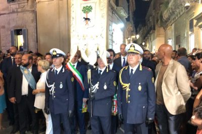 Monsignor Seccia invita a essere uomini migliori, vicini agli ultimi e cita corruzione, Xylella, Ilva e Cerano - Corriere Salentino