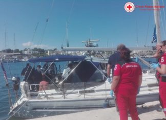 Nuovo sbarco, intercettata barca a vela con migranti al largo di Leuca: tra gli scafisti anche una donna