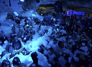 Ferragosto allo Splash, tutti in piscina e sugli acquascivoli anche di notte