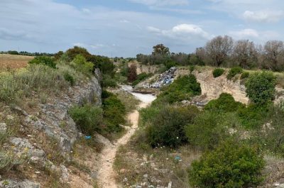 La discarica fantasma a due passi da Lecce che tutti ignorano: un camion scarica periodicamente e poi brucia - Corriere Salentino